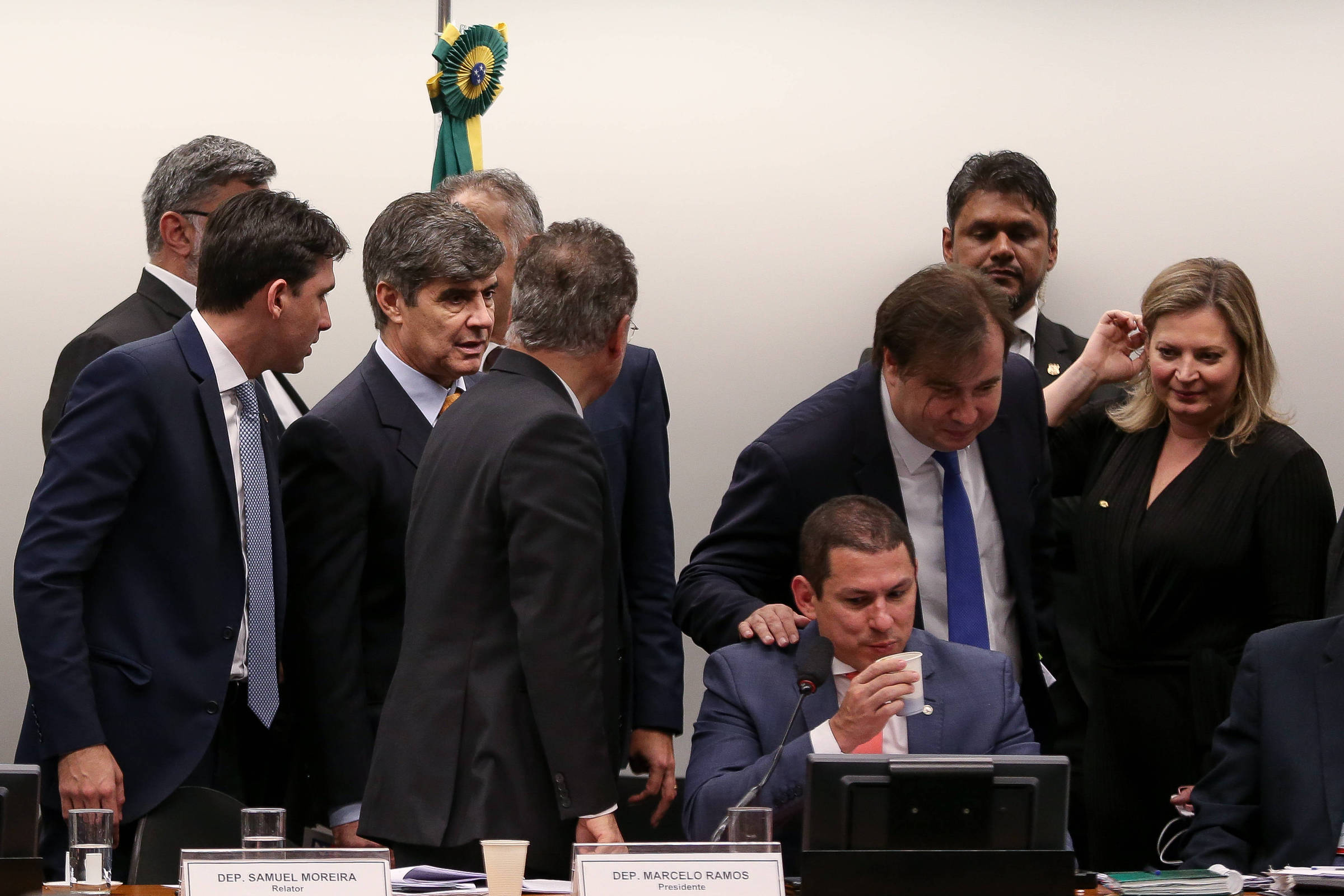 Reforma das aposentadorias passa este mês se Bolsonaro não atrapalhar, dizem deputados